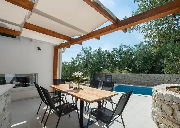 Olive Tree Village Heated Pool And Close To The