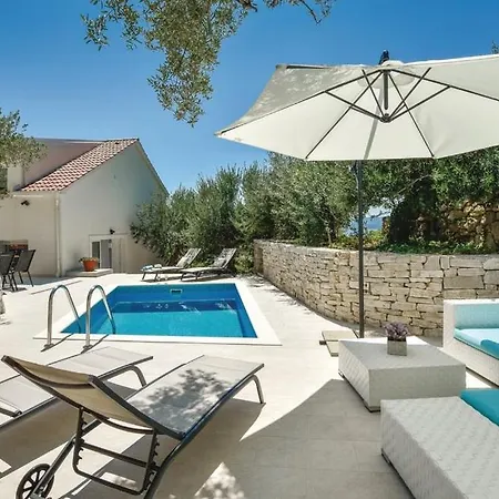 Olive Tree Village Heated Pool And Close To The