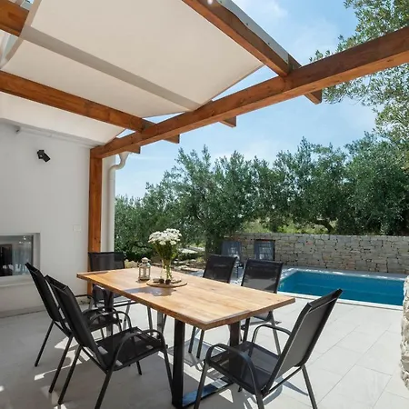 Olive Tree Village Heated Pool And Close To The
