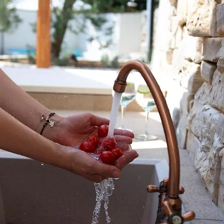 Olive Tree Village Heated Pool And Close To The