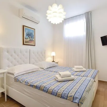 Olive Tree Village Heated Pool And Close To The