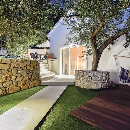 Olive Tree Village Heated Pool And Close To The Pisak