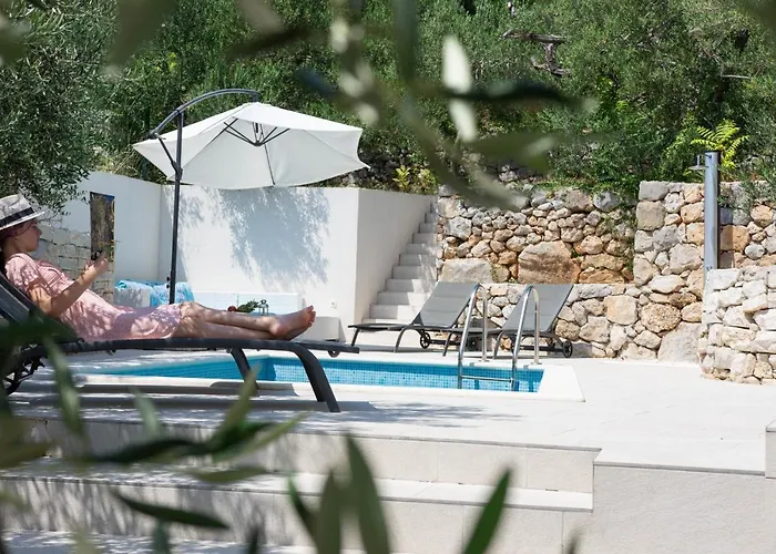 Olive Tree Village Heated Pool And Close To The Vila